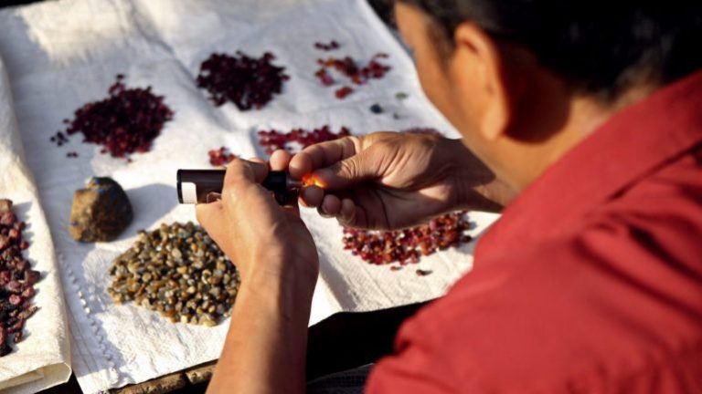 Empresa de exploração de rubis ativa clínica móvel no norte de Moçambique